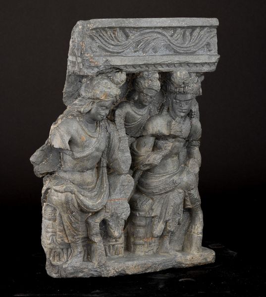 Rilievo scolpito in pietra con tre figure di attendenti, Gandhara, IV secolo  - Asta Arte Orientale - Associazione Nazionale - Case d'Asta italiane