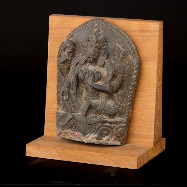 Stele scolpita in pietra con figura di Manjushi, Nepal, XVII secolo  - Asta Arte Orientale - Associazione Nazionale - Case d'Asta italiane