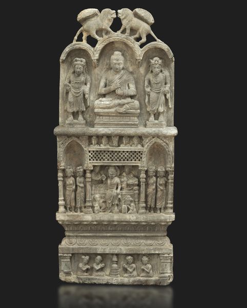 Stele raffigurante altare con divinit scolpita in pietra, Gandhara, III secolo  - Asta Arte Orientale - Associazione Nazionale - Case d'Asta italiane