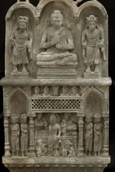 Stele raffigurante altare con divinit scolpita in pietra, Gandhara, III secolo  - Asta Arte Orientale - Associazione Nazionale - Case d'Asta italiane