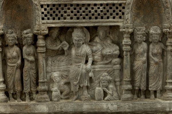 Stele raffigurante altare con divinit scolpita in pietra, Gandhara, III secolo  - Asta Arte Orientale - Associazione Nazionale - Case d'Asta italiane