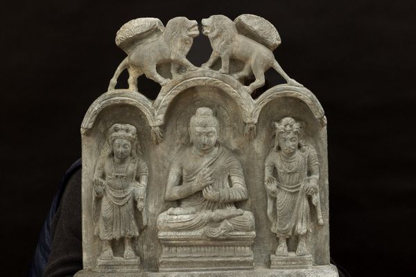 Stele raffigurante altare con divinit scolpita in pietra, Gandhara, III secolo  - Asta Arte Orientale - Associazione Nazionale - Case d'Asta italiane