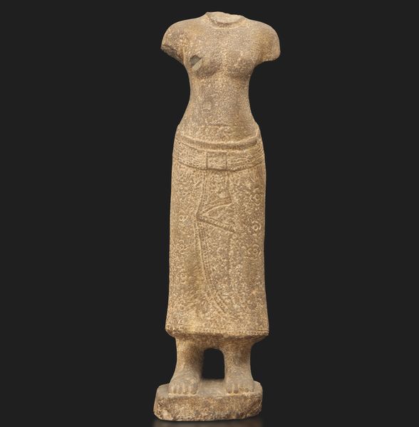 Torso femminile scolpito in pietra, India, Khemer, epoca  Bayon (1160-1230)  - Asta Arte Orientale - Associazione Nazionale - Case d'Asta italiane