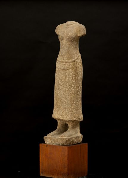 Torso femminile scolpito in pietra, India, Khemer, epoca  Bayon (1160-1230)  - Asta Arte Orientale - Associazione Nazionale - Case d'Asta italiane