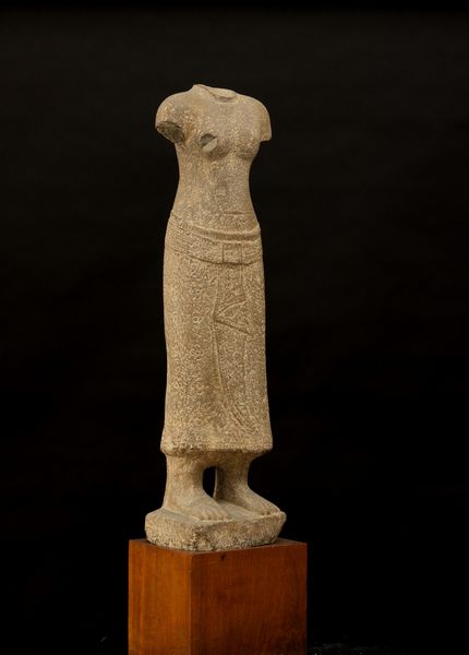 Torso femminile scolpito in pietra, India, Khemer, epoca  Bayon (1160-1230)  - Asta Arte Orientale - Associazione Nazionale - Case d'Asta italiane