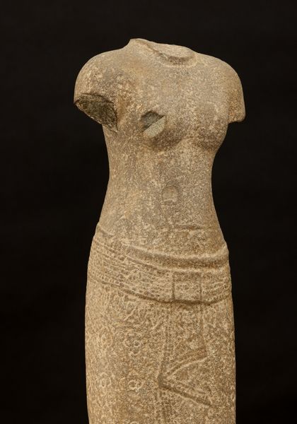 Torso femminile scolpito in pietra, India, Khemer, epoca  Bayon (1160-1230)  - Asta Arte Orientale - Associazione Nazionale - Case d'Asta italiane