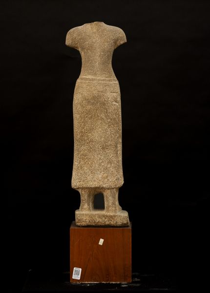 Torso femminile scolpito in pietra, India, Khemer, epoca  Bayon (1160-1230)  - Asta Arte Orientale - Associazione Nazionale - Case d'Asta italiane