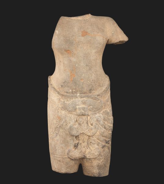 Torso maschile scolpito in pietra, India, Khemer, X secolo  - Asta Arte Orientale - Associazione Nazionale - Case d'Asta italiane