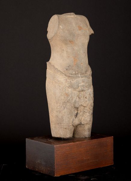 Torso maschile scolpito in pietra, India, Khemer, X secolo  - Asta Arte Orientale - Associazione Nazionale - Case d'Asta italiane