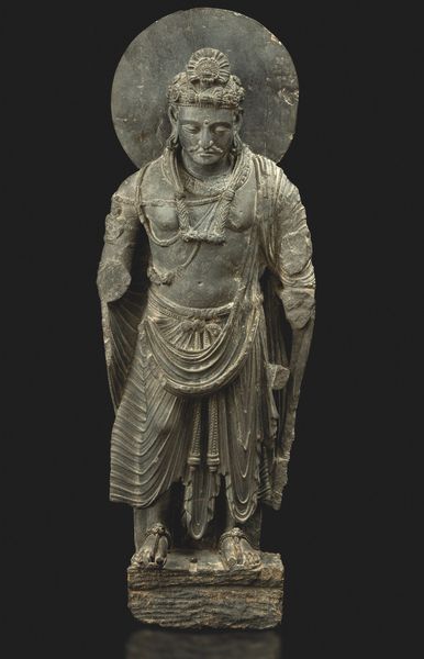 Straordinaria figura di Maitreya scolpita in pietra, Gandhara, IV secolo  - Asta Arte Orientale - Associazione Nazionale - Case d'Asta italiane