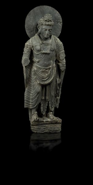 Straordinaria figura di Maitreya scolpita in pietra, Gandhara, IV secolo  - Asta Arte Orientale - Associazione Nazionale - Case d'Asta italiane