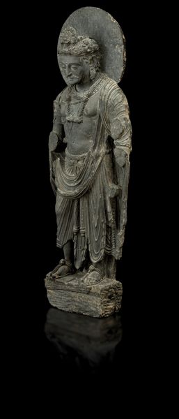 Straordinaria figura di Maitreya scolpita in pietra, Gandhara, IV secolo  - Asta Arte Orientale - Associazione Nazionale - Case d'Asta italiane