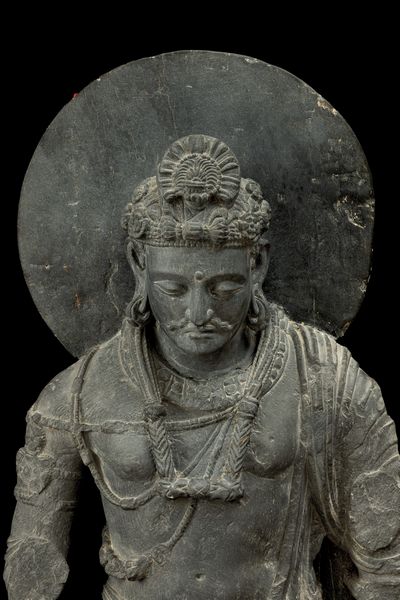 Straordinaria figura di Maitreya scolpita in pietra, Gandhara, IV secolo  - Asta Arte Orientale - Associazione Nazionale - Case d'Asta italiane