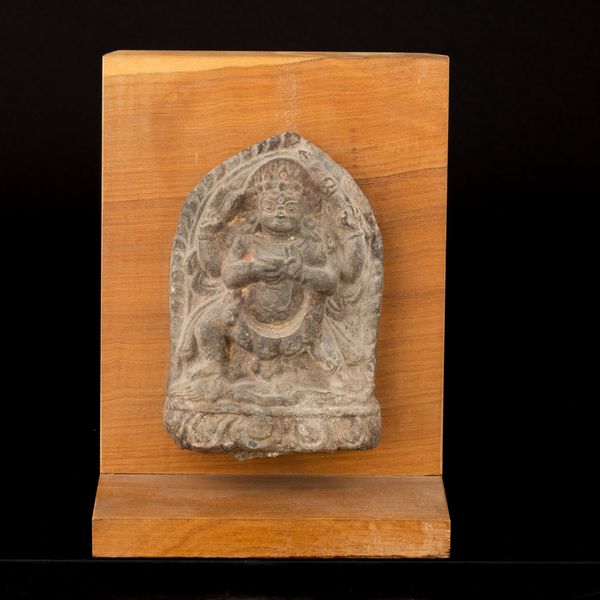 Stele scolpita in pietra con figura di Mahakala, Tibet, XV secolo  - Asta Arte Orientale - Associazione Nazionale - Case d'Asta italiane