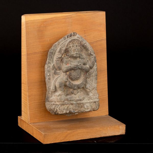 Stele scolpita in pietra con figura di Mahakala, Tibet, XV secolo  - Asta Arte Orientale - Associazione Nazionale - Case d'Asta italiane