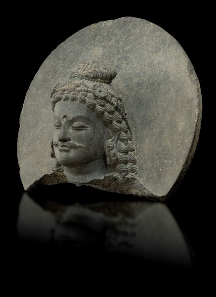 Importante Testa di Bodhisatwa scolpita in pietra, Gandhara, IV secolo  - Asta Arte Orientale - Associazione Nazionale - Case d'Asta italiane