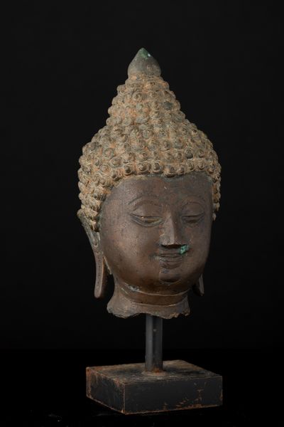 Testa di buddha in bronzo, Thailandia, XIX secolo, Regno di Rattanakosin/del Siam (1782-1932)  - Asta Arte Orientale - Associazione Nazionale - Case d'Asta italiane