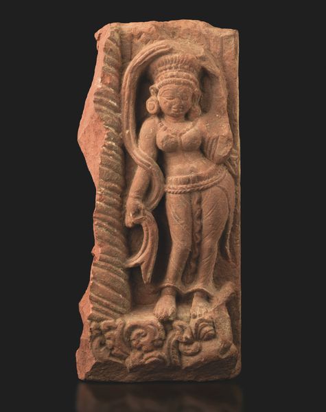 Stele in terracotta con figura di divinit femminile, India, Khemer, XIII secolo  - Asta Arte Orientale - Associazione Nazionale - Case d'Asta italiane