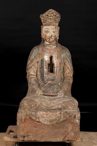 Rara e grande e rara figura di Guanyin incoronata seduta in pietra, Cina, Dinastia Song, X-XIII secolo  - Asta Arte Orientale - Associazione Nazionale - Case d'Asta italiane