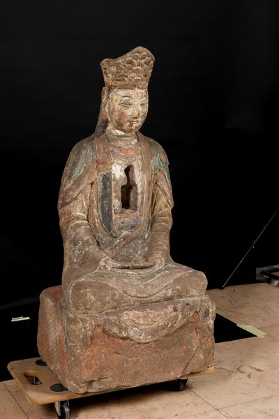 Rara e grande e rara figura di Guanyin incoronata seduta in pietra, Cina, Dinastia Song, X-XIII secolo  - Asta Arte Orientale - Associazione Nazionale - Case d'Asta italiane