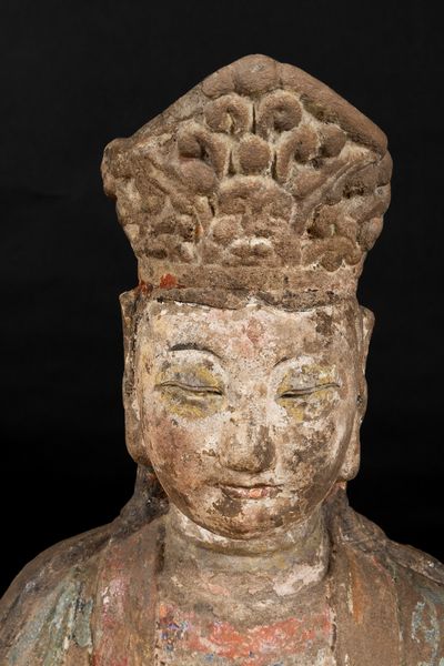 Rara e grande e rara figura di Guanyin incoronata seduta in pietra, Cina, Dinastia Song, X-XIII secolo  - Asta Arte Orientale - Associazione Nazionale - Case d'Asta italiane