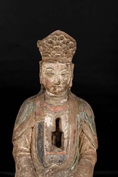 Rara e grande e rara figura di Guanyin incoronata seduta in pietra, Cina, Dinastia Song, X-XIII secolo  - Asta Arte Orientale - Associazione Nazionale - Case d'Asta italiane