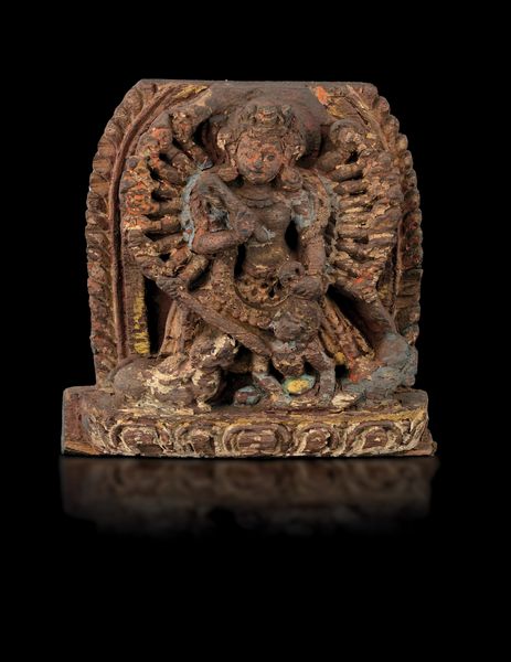 Rilievo scolpito in legno con tracce di policromia raffigurante Mahishasuramardini, Nepal, XVIII secolo  - Asta Arte Orientale - Associazione Nazionale - Case d'Asta italiane