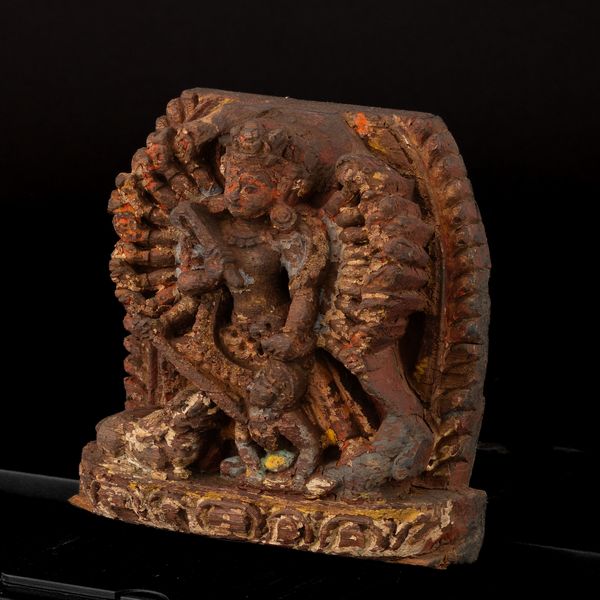 Rilievo scolpito in legno con tracce di policromia raffigurante Mahishasuramardini, Nepal, XVIII secolo  - Asta Arte Orientale - Associazione Nazionale - Case d'Asta italiane