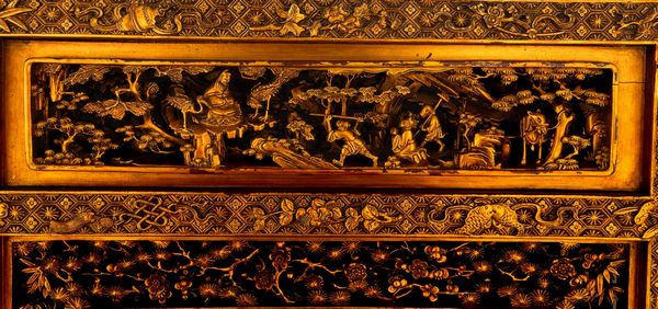 Coppia di paraventi in legno scolpiti e dorati raffigurante scene di corte, Canton, Cina, Dinastia Qing, epoca Daoguang, met XIX secolo  - Asta Arte Orientale - Associazione Nazionale - Case d'Asta italiane