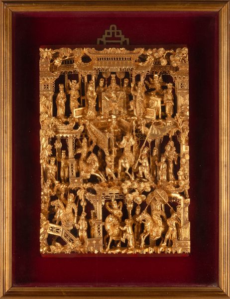 Pannello in legno scolpito dorato dentro cornice raffigurante scene di corte, Canton, Cina, XIX secolo  - Asta Arte Orientale - Associazione Nazionale - Case d'Asta italiane