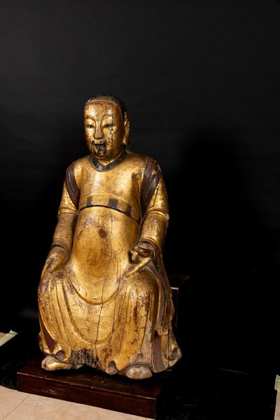 Importante e grande figura di dignitario in legno dorato, Cina, Dinastia Qing, epoca Kangxi (1662-1722)  - Asta Arte Orientale - Associazione Nazionale - Case d'Asta italiane