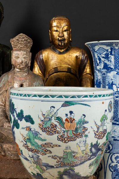 Importante e grande figura di dignitario in legno dorato, Cina, Dinastia Qing, epoca Kangxi (1662-1722)  - Asta Arte Orientale - Associazione Nazionale - Case d'Asta italiane