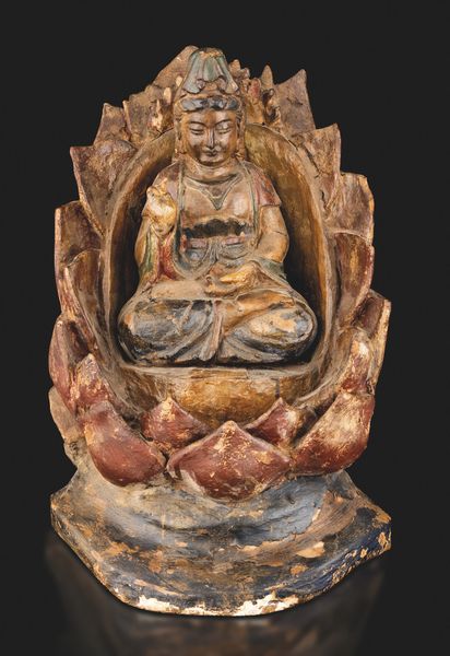 Scultura di Sakyamuni in legno scolpito e dipinto su base fiore di loto, Cina, XVIII secolo  - Asta Arte Orientale - Associazione Nazionale - Case d'Asta italiane