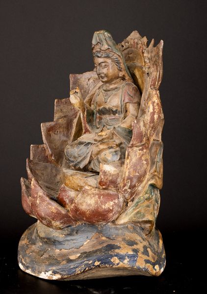 Scultura di Sakyamuni in legno scolpito e dipinto su base fiore di loto, Cina, XVIII secolo  - Asta Arte Orientale - Associazione Nazionale - Case d'Asta italiane