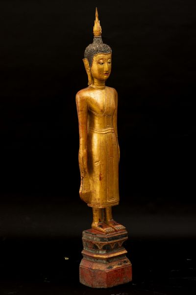 Figura di buddha stante in legno, Thailandia, XIX secolo, Regno di Rattanakosin/del Siam (1782-1932)  - Asta Arte Orientale - Associazione Nazionale - Case d'Asta italiane