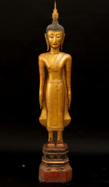 Figura di buddha stante in legno, Thailandia, XIX secolo, Regno di Rattanakosin/del Siam (1782-1932)  - Asta Arte Orientale - Associazione Nazionale - Case d'Asta italiane