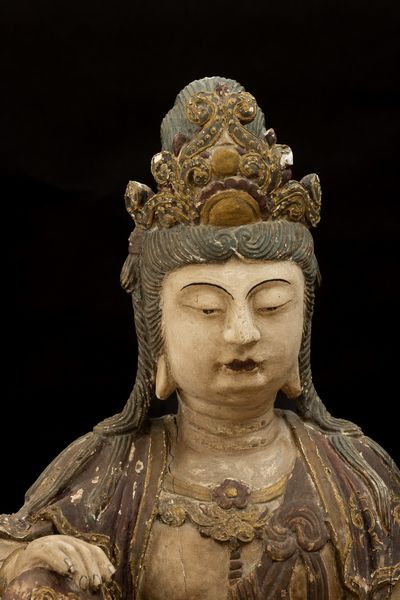 Grande figura di Quanin incoronato scolpito in legno laccato, Cina, Dinastia Ming, XVII secolo  - Asta Arte Orientale - Associazione Nazionale - Case d'Asta italiane