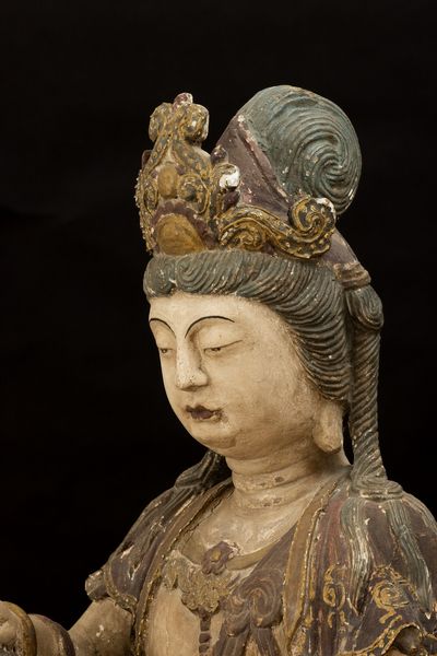 Grande figura di Quanin incoronato scolpito in legno laccato, Cina, Dinastia Ming, XVII secolo  - Asta Arte Orientale - Associazione Nazionale - Case d'Asta italiane