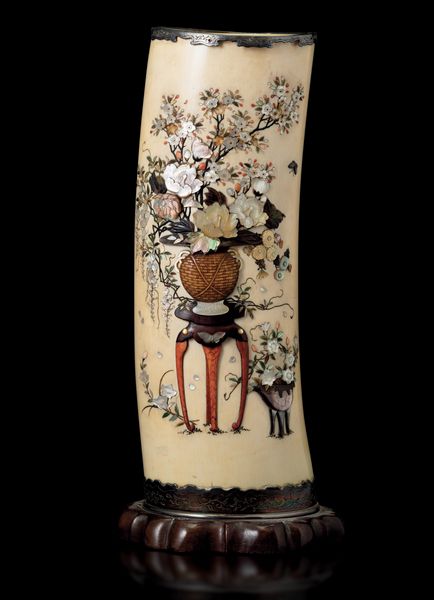 Vaso in avorio con applicazioni in madreperla e pietre dure raffiguranti soggetti naturalistici, Shibayama, Giappone, periodo Meiji (1868-1912)  - Asta Arte Orientale - Associazione Nazionale - Case d'Asta italiane