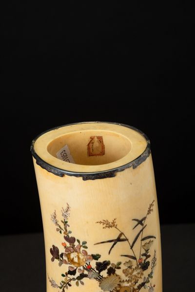 Vaso in avorio con applicazioni in madreperla e pietre dure raffiguranti soggetti naturalistici, Shibayama, Giappone, periodo Meiji (1868-1912)  - Asta Arte Orientale - Associazione Nazionale - Case d'Asta italiane