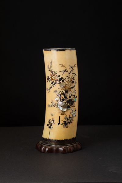 Vaso in avorio con applicazioni in madreperla e pietre dure raffiguranti soggetti naturalistici, Shibayama, Giappone, periodo Meiji (1868-1912)  - Asta Arte Orientale - Associazione Nazionale - Case d'Asta italiane