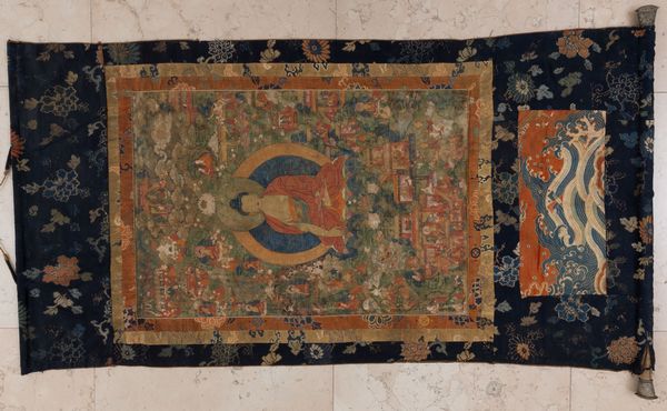 Thangka in seta con figura di Buddha Sakyamuni e altre divinit, Tibet, XVIII secolo  - Asta Arte Orientale - Associazione Nazionale - Case d'Asta italiane