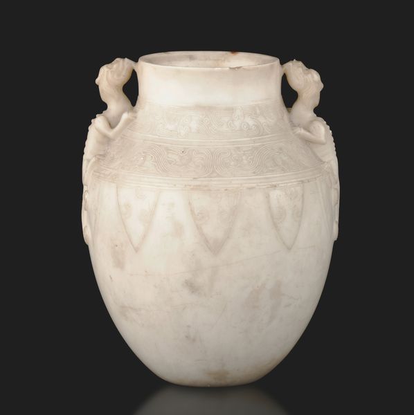 Vaso in marmo bianco inciso con anse sagomate a draghi, Cina, Dinastia Qing, XIX secolo  - Asta Arte Orientale - Associazione Nazionale - Case d'Asta italiane