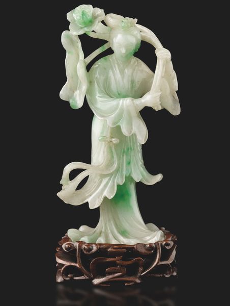 Figura di fanciulla con fiori scolpita in giadeite con sfumature green apple, Cina, Dinastia Qing, XX secolo  - Asta Arte Orientale - Associazione Nazionale - Case d'Asta italiane