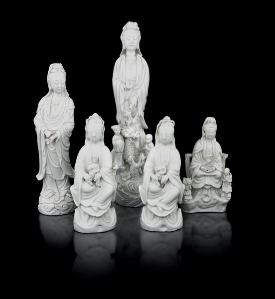 Lotto composto di 5 Guanyin in porcellana Blan de Chine, Cina, Dinastia Qing, XVIII e XIX secolo  - Asta Arte Orientale - Associazione Nazionale - Case d'Asta italiane