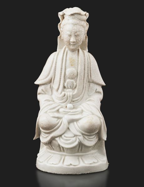 Figura di saggio in porcellana Blanc de Chine seduto su doppio fiore di loto, Cina, XIX secolo  - Asta Arte Orientale - Associazione Nazionale - Case d'Asta italiane