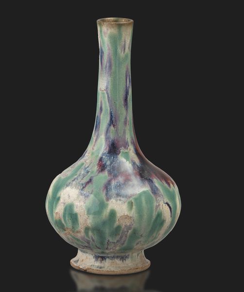 Vaso a bottiglia in terracotta invetriata sui toni del verde e del viola, Cina, Dinastia Qing, XIX secolo  - Asta Arte Orientale - Associazione Nazionale - Case d'Asta italiane