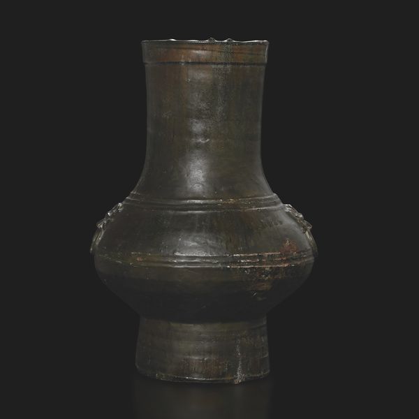 Vaso in terracotta invetrata sui toni del marrone con ansa ad anello e mascheroni a rilievo, Cina, Dinastia Ming, XVII secolo  - Asta Arte Orientale - Associazione Nazionale - Case d'Asta italiane