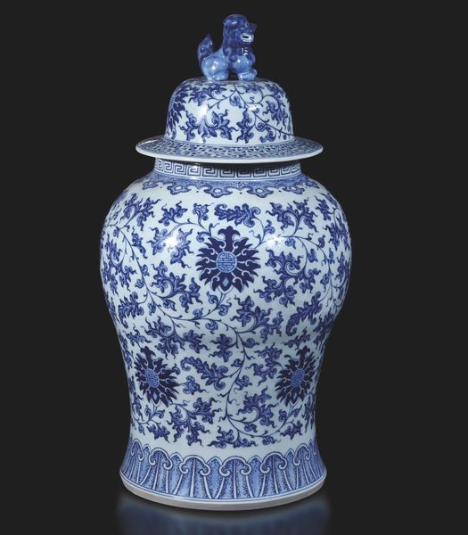 Grande potiche in porcellana bianca e blu con decori floreali, presa del coperchio a foggia di leone, Cina, XX secolo  - Asta Arte Orientale - Associazione Nazionale - Case d'Asta italiane