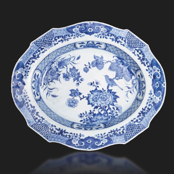 Piatto sagomato in porcellana bianca e blu con decori floreali, Cina, Dinastia Qing, epoca Qianlong, XVIII secolo  - Asta Arte Orientale - Associazione Nazionale - Case d'Asta italiane